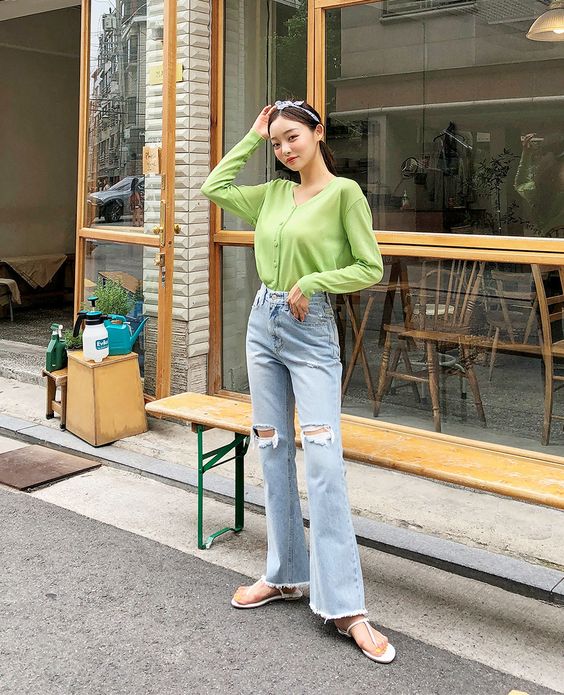 phối đồ với quần jeans rách